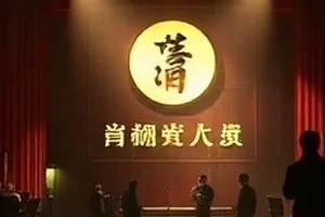 电影铁轨上的信封面,绿皮火车与窗外麦田