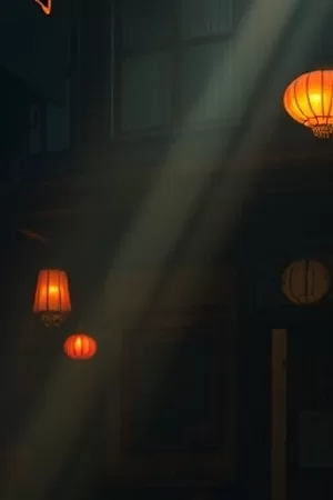 电影旧胶片封面,暗房红灯与显影液中的相纸